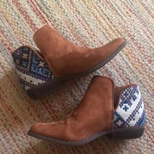 Girls’ size 2 Cat & Jack booties